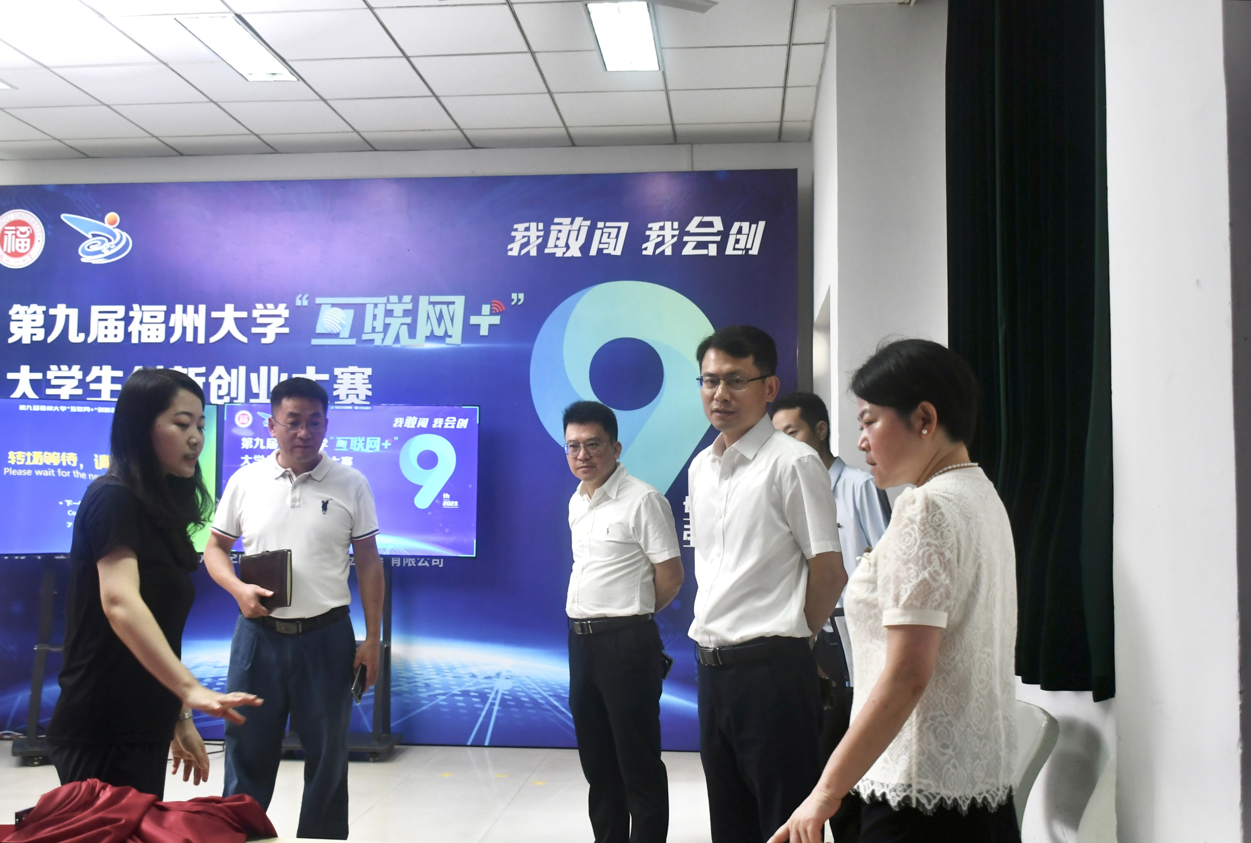 校党委黄身勇副书记指导赛场建设工作-王薇薇.jpg 校党委黄身勇副书记指导赛场建设工作-王薇薇.jpg