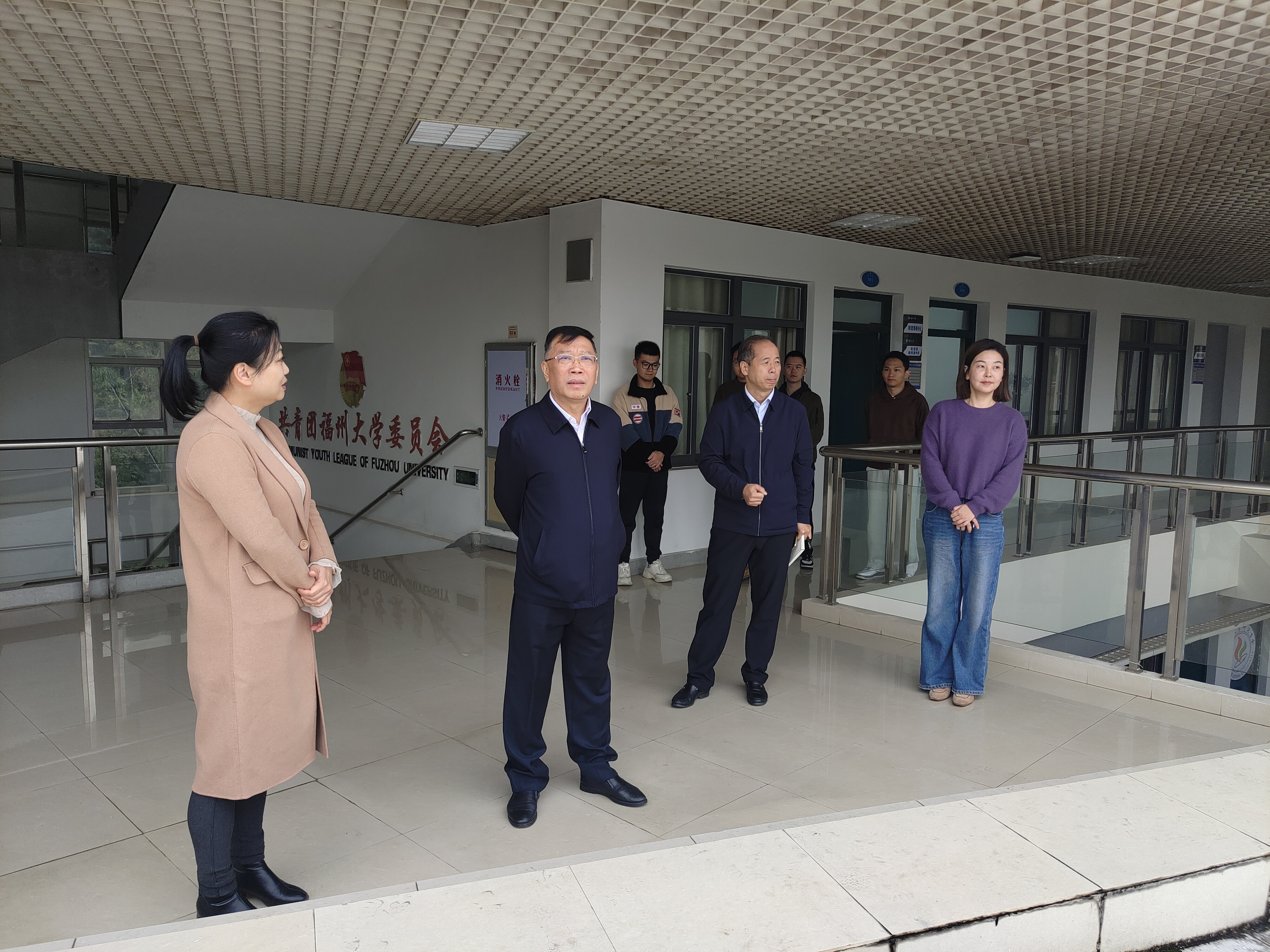 20231213陈国龙书记在校团委调研李连富摄.jpg