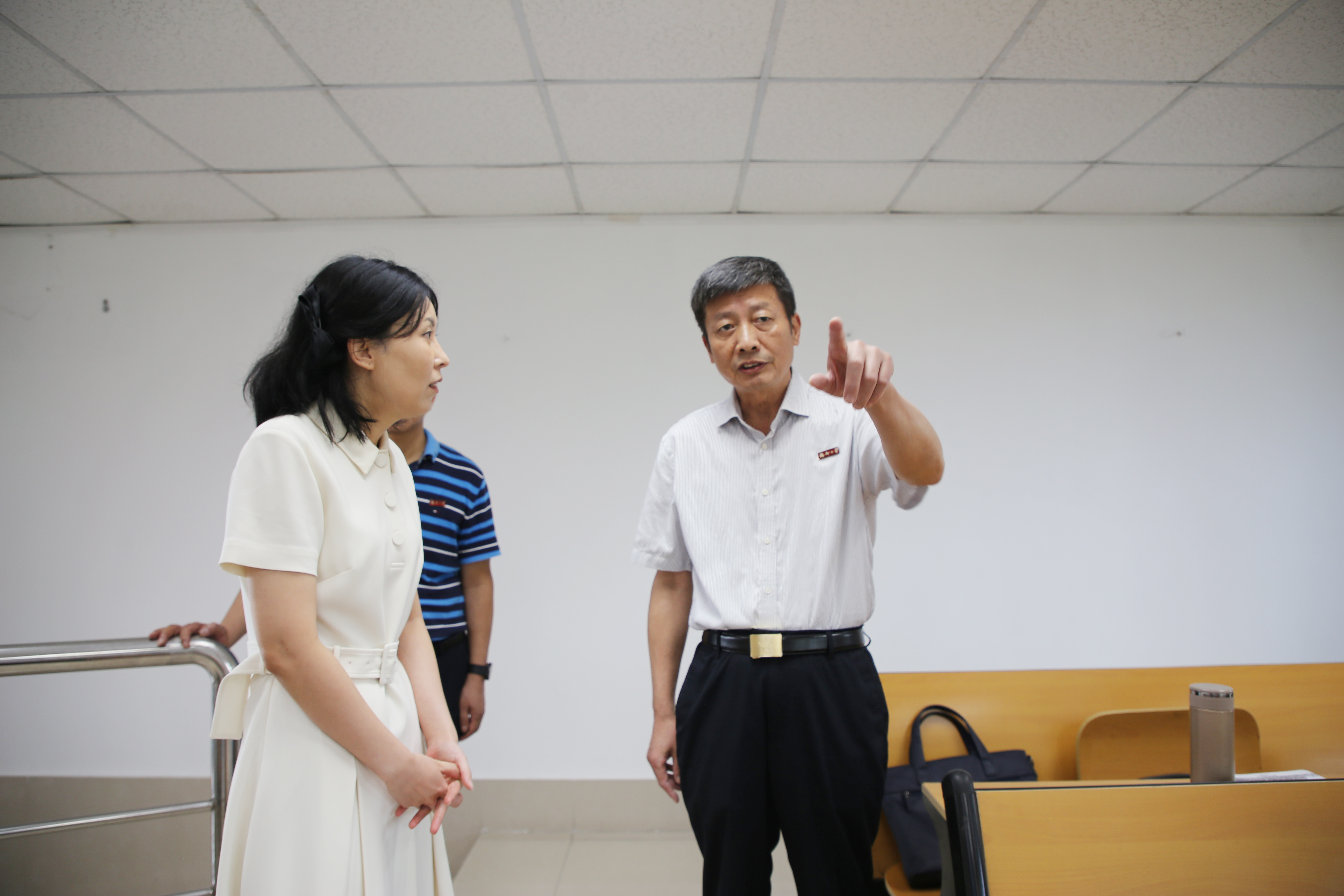 付贤智校长与任课老师交谈-金秀摄.JPG 付贤智校长与任课老师交谈-金秀摄.JPG