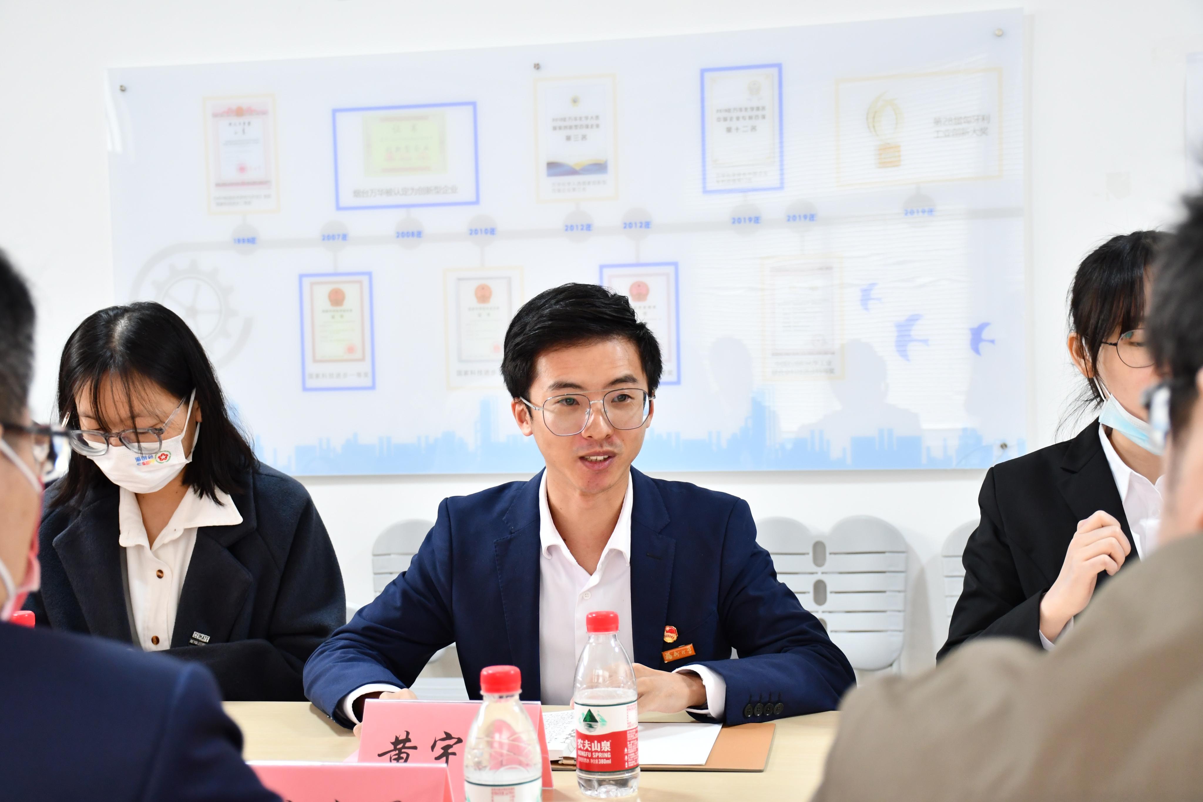 团省委副书记李腾到福州大学调研交流-研究生代表黄宇洲同学做青年创业工作发言.JPG 团省委副书记李腾到福州大学调研交流-研究生代表黄宇洲同学做青年创业工作发言.JPG