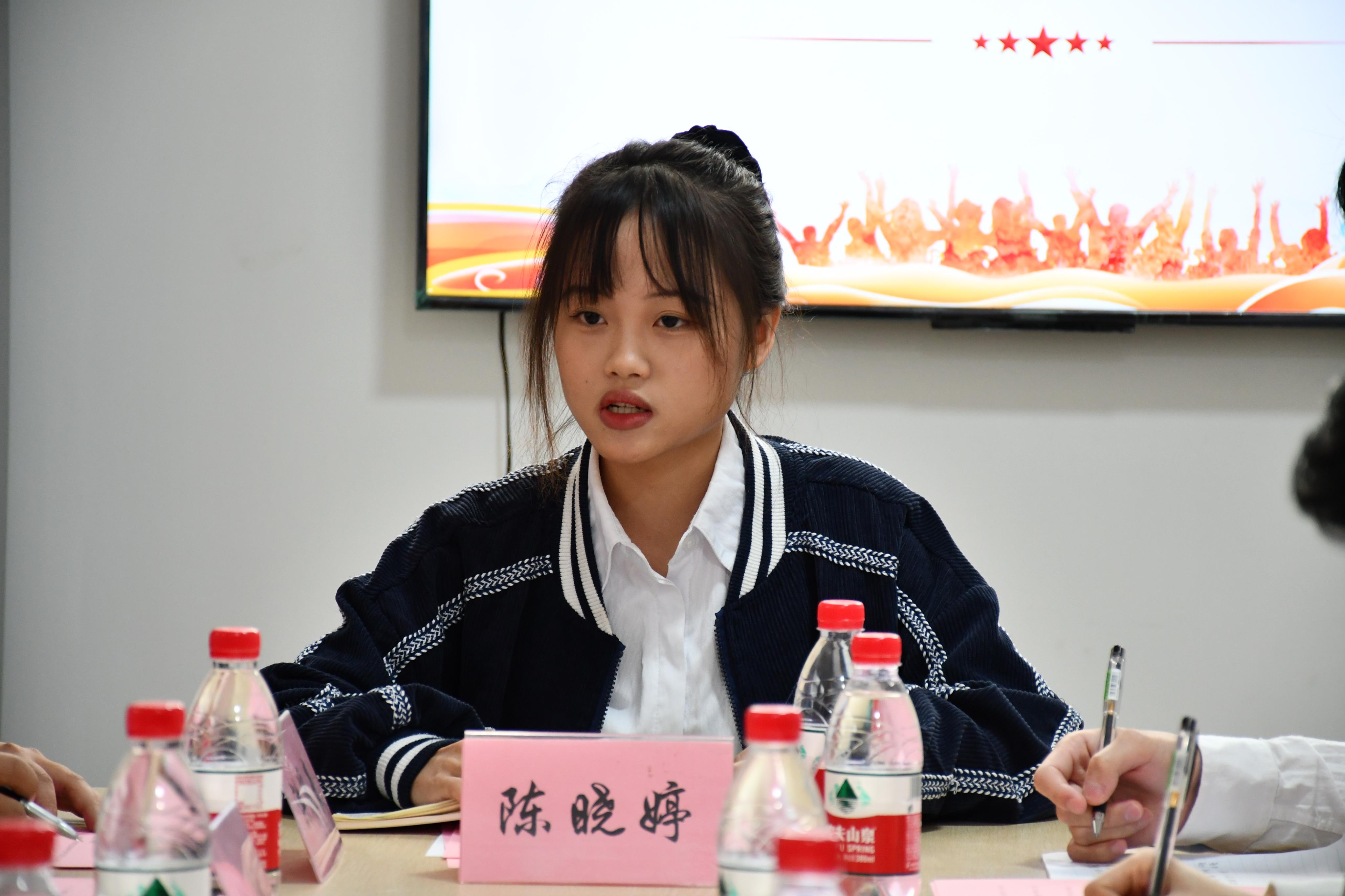 团省委副书记李腾到福州大学调研交流-本科生代表陈晓婷同学做就业帮扶工作发言.JPG 团省委副书记李腾到福州大学调研交流-本科生代表陈晓婷同学做就业帮扶工作发言.JPG