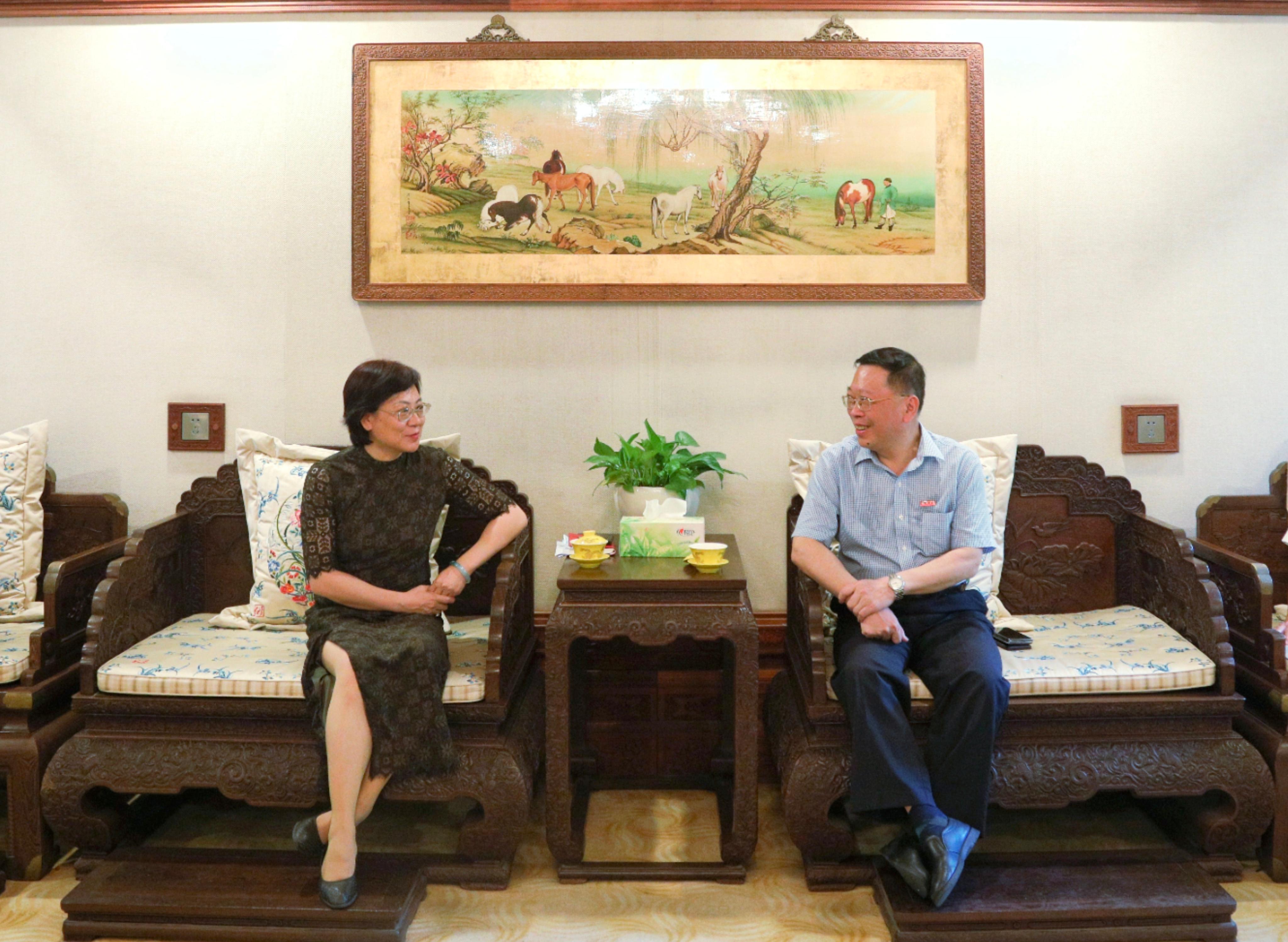 陈国龙书记在会客室会见刘弘瑜副总裁一行——苏瑛荃.jpg