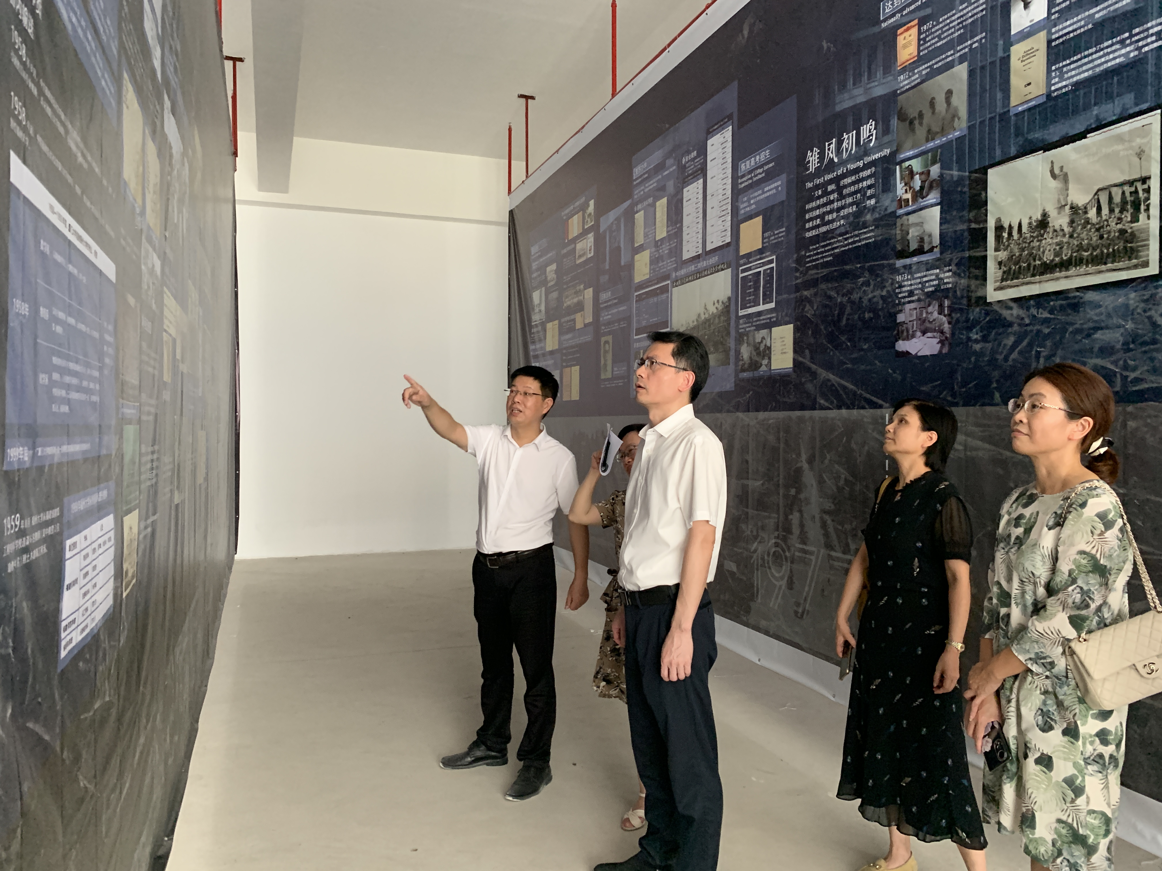 黄身勇副书记视察校史馆建设.jpg