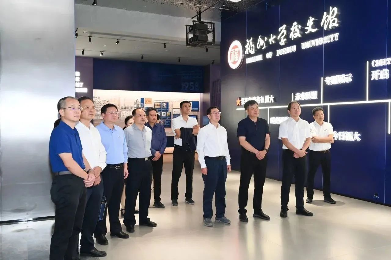 校友们参观校史馆-研究生院.jpg 校友们参观校史馆-研究生院.jpg