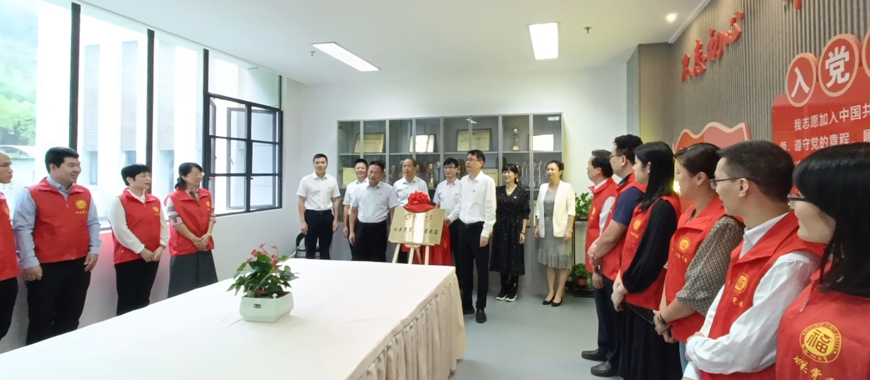 机关党员志愿者之家——揭牌.png
