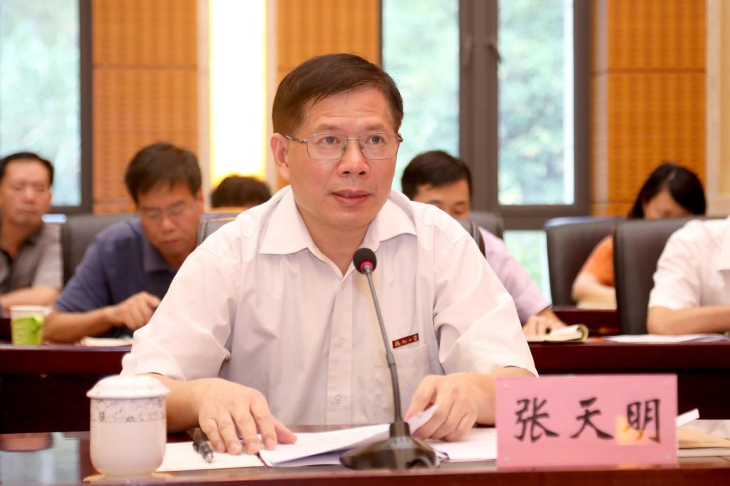 校党委书记张天明书记作发言
