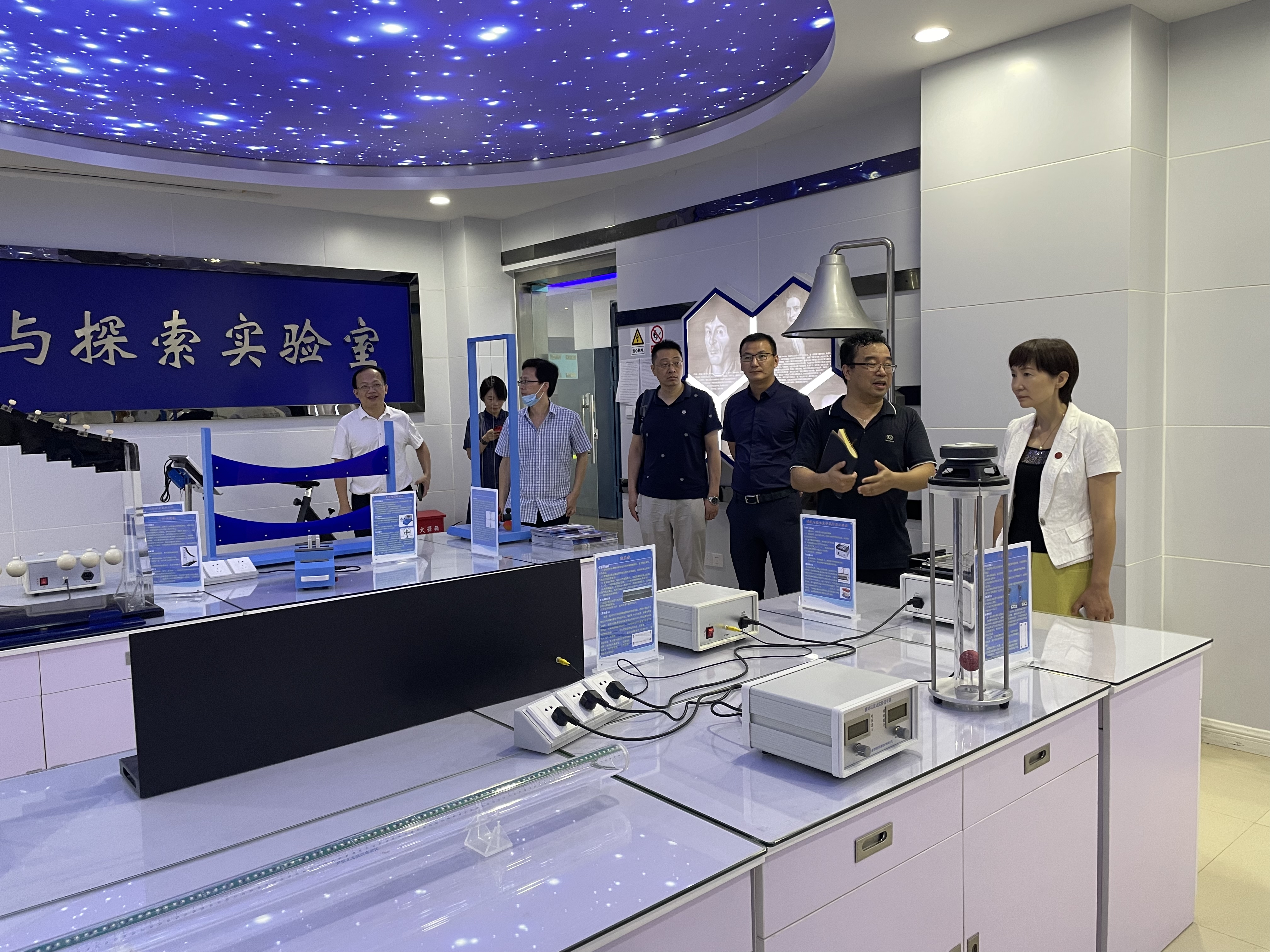 参观大物实验室-蒋麓摄.jpg 参观大物实验室-蒋麓摄.jpg