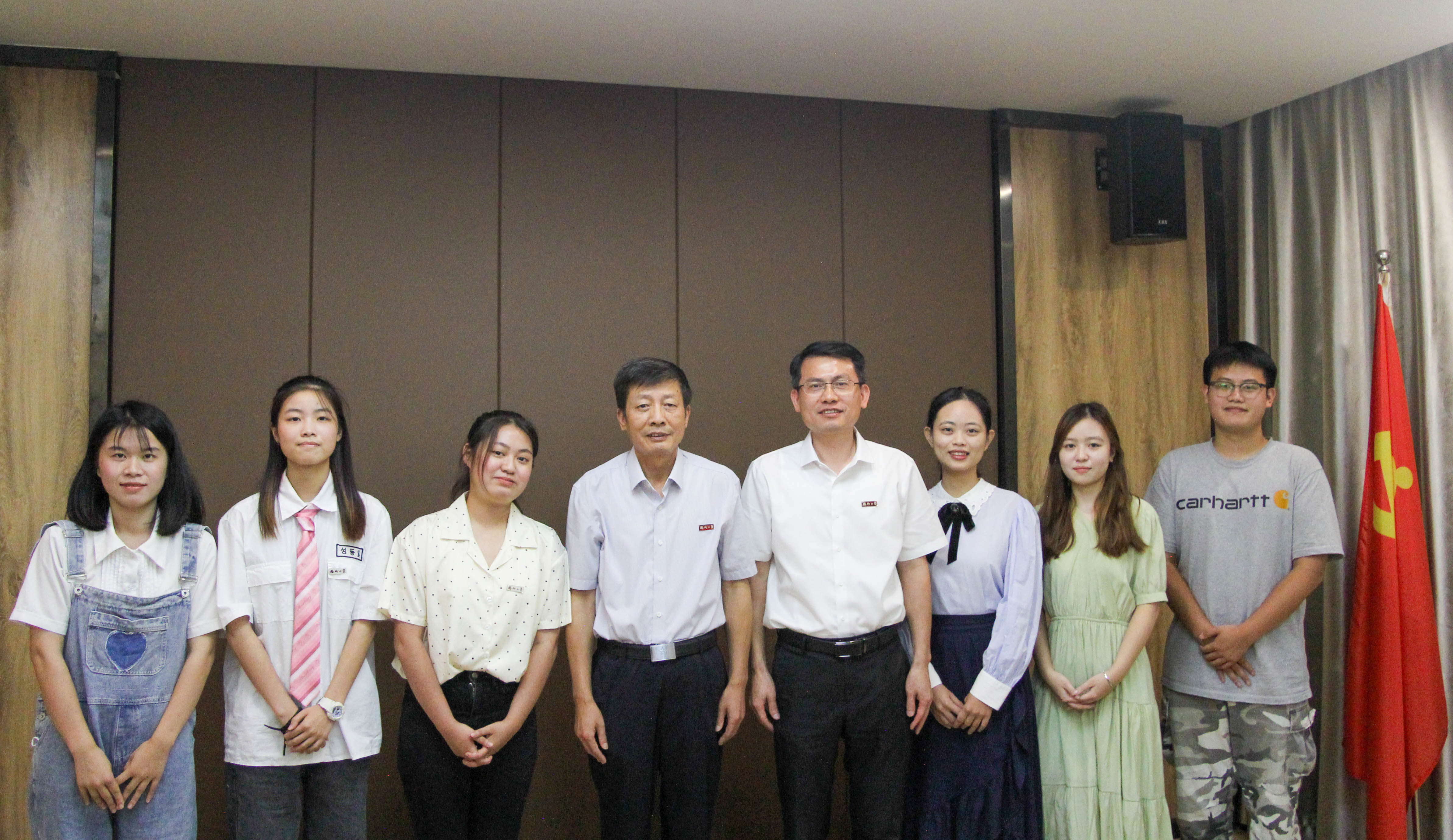 校长付贤智院士与台港澳学生面对面座谈--付贤智校长与台港澳学生代表合影.jpg 校长付贤智院士与台港澳学生面对面座谈--付贤智校长与台港澳学生代表合影.jpg