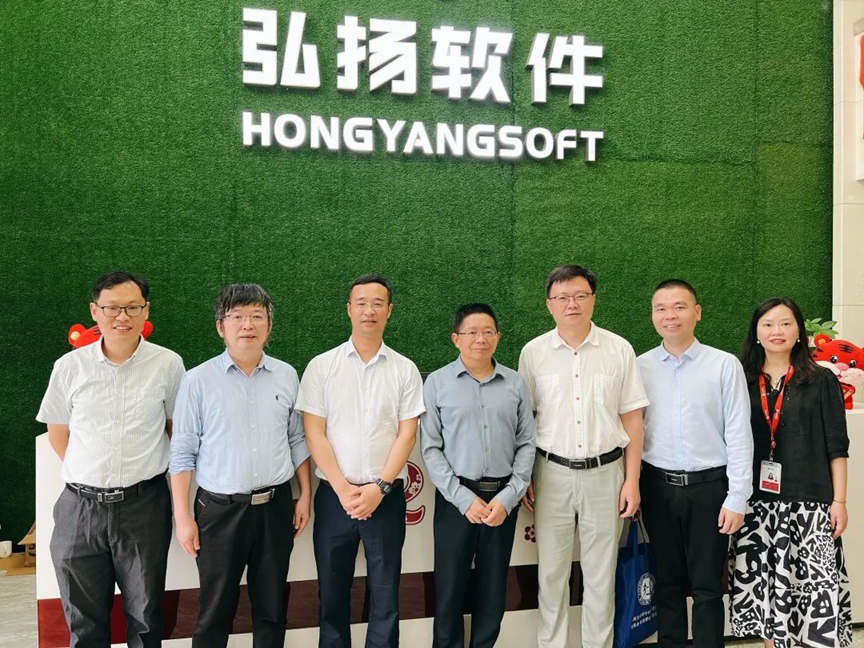 图9 与弘扬软件签订共建成立福州大学弘扬健康大数据研究院.png