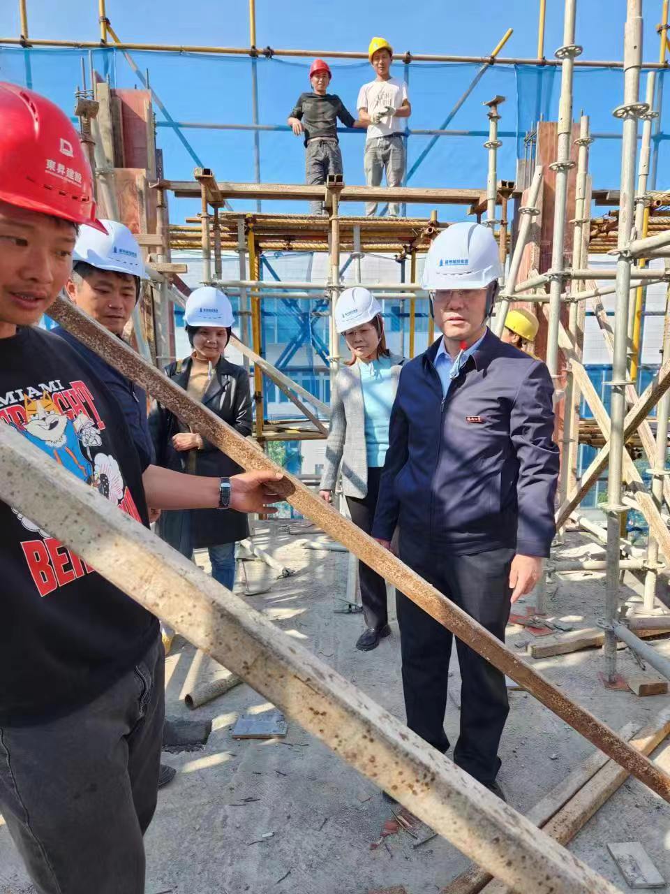 检查专家公寓二期工地现场--林键副校长.jpg 检查专家公寓二期工地现场--林键副校长.jpg