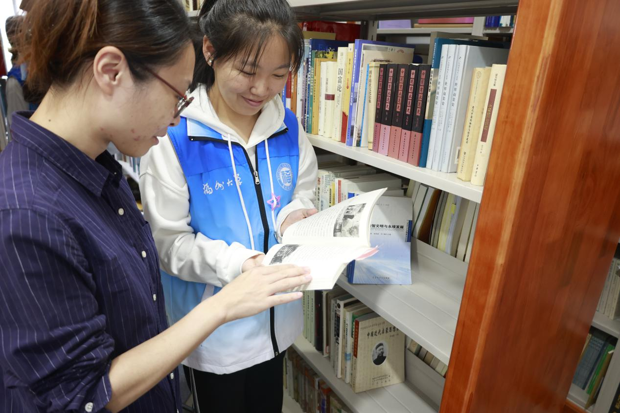 与会领导嘉宾、师生代表共同参观特藏室.png