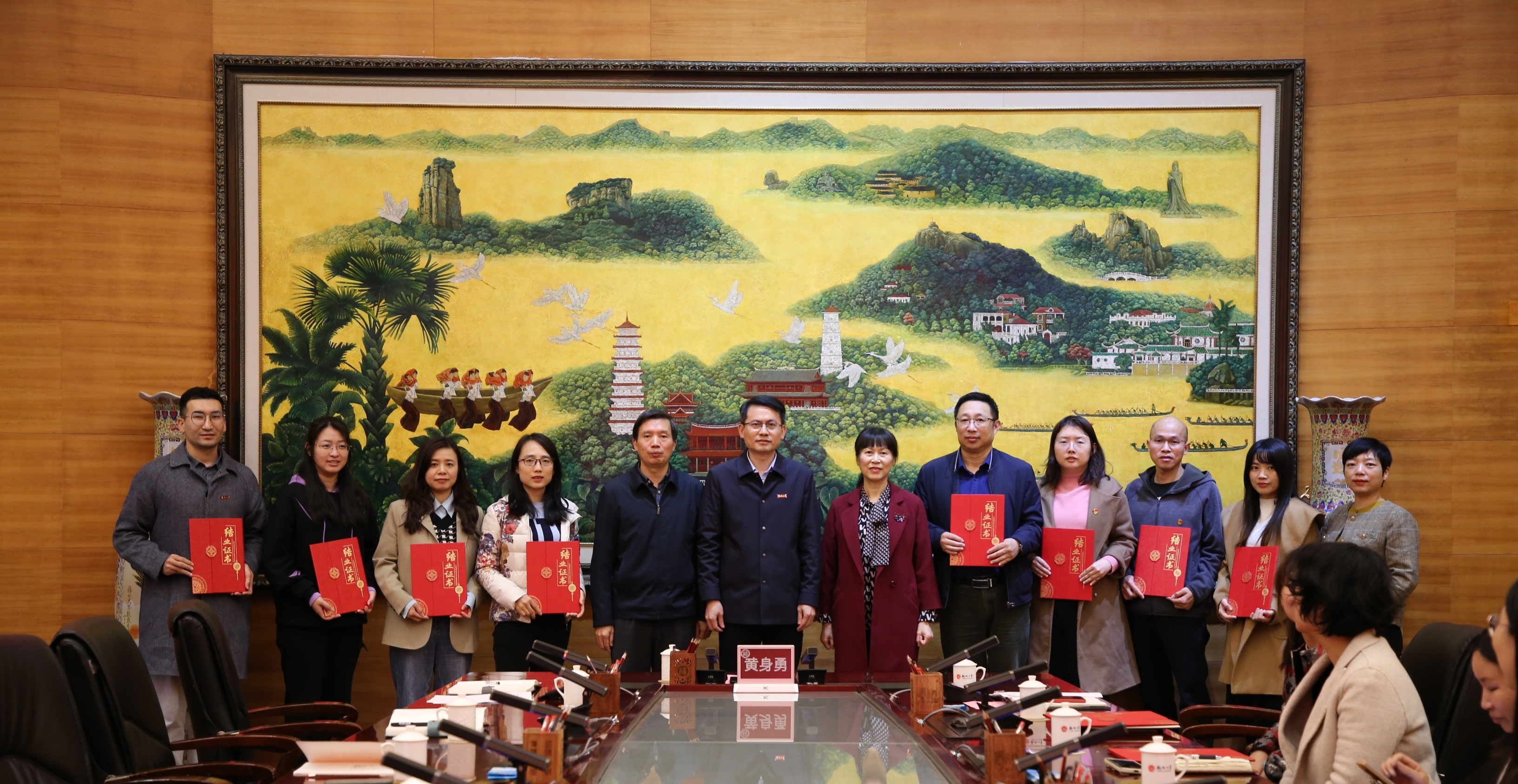 20231208读书班结业仪式颁发结业证书.jpg