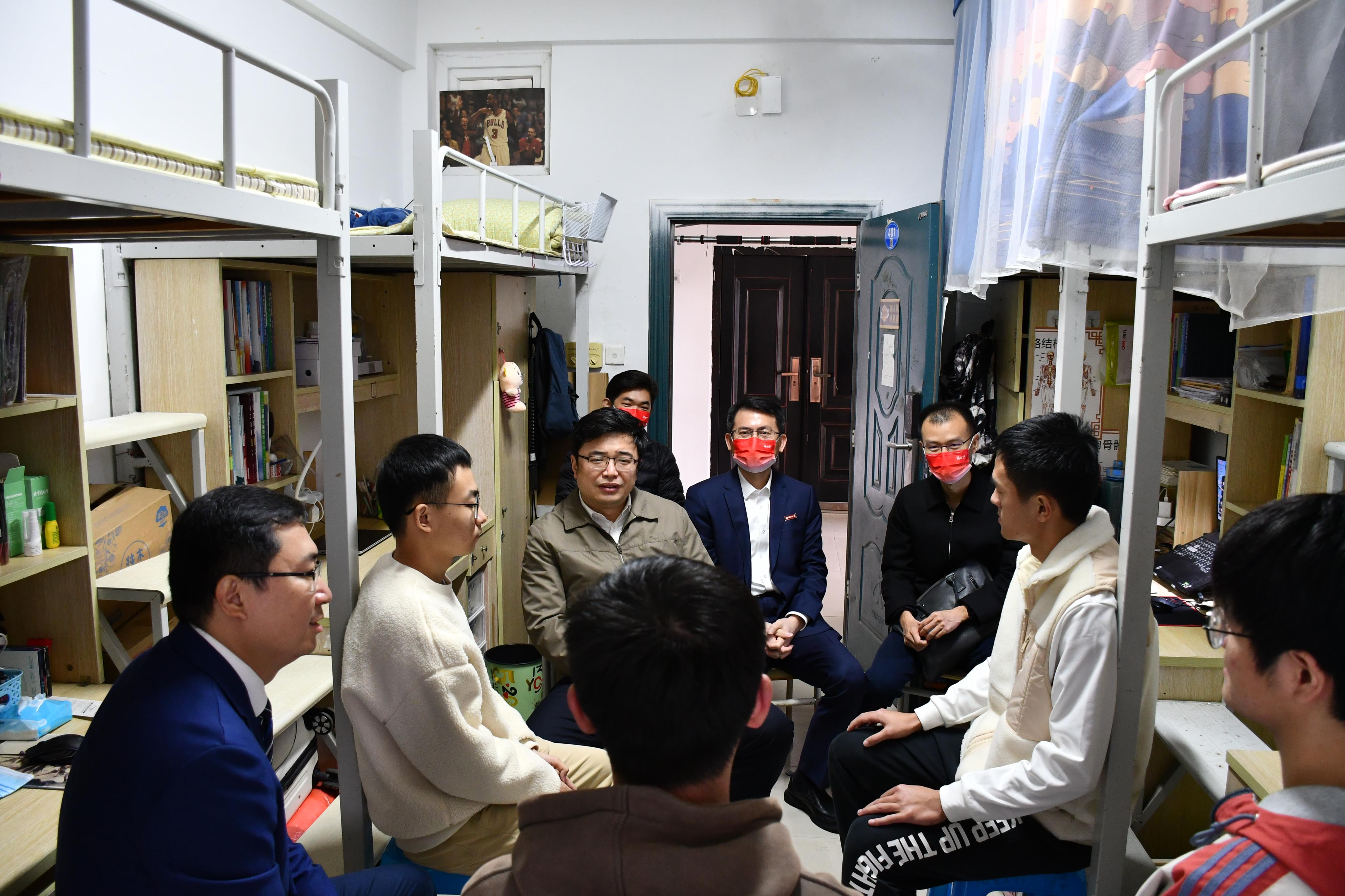 团省委副书记李腾到福州大学调研交流-李腾副书记走进学生宿舍,关心学生就业情况.JPG 团省委副书记李腾到福州大学调研交流-李腾副书记走进学生宿舍,关心学生就业情况.JPG