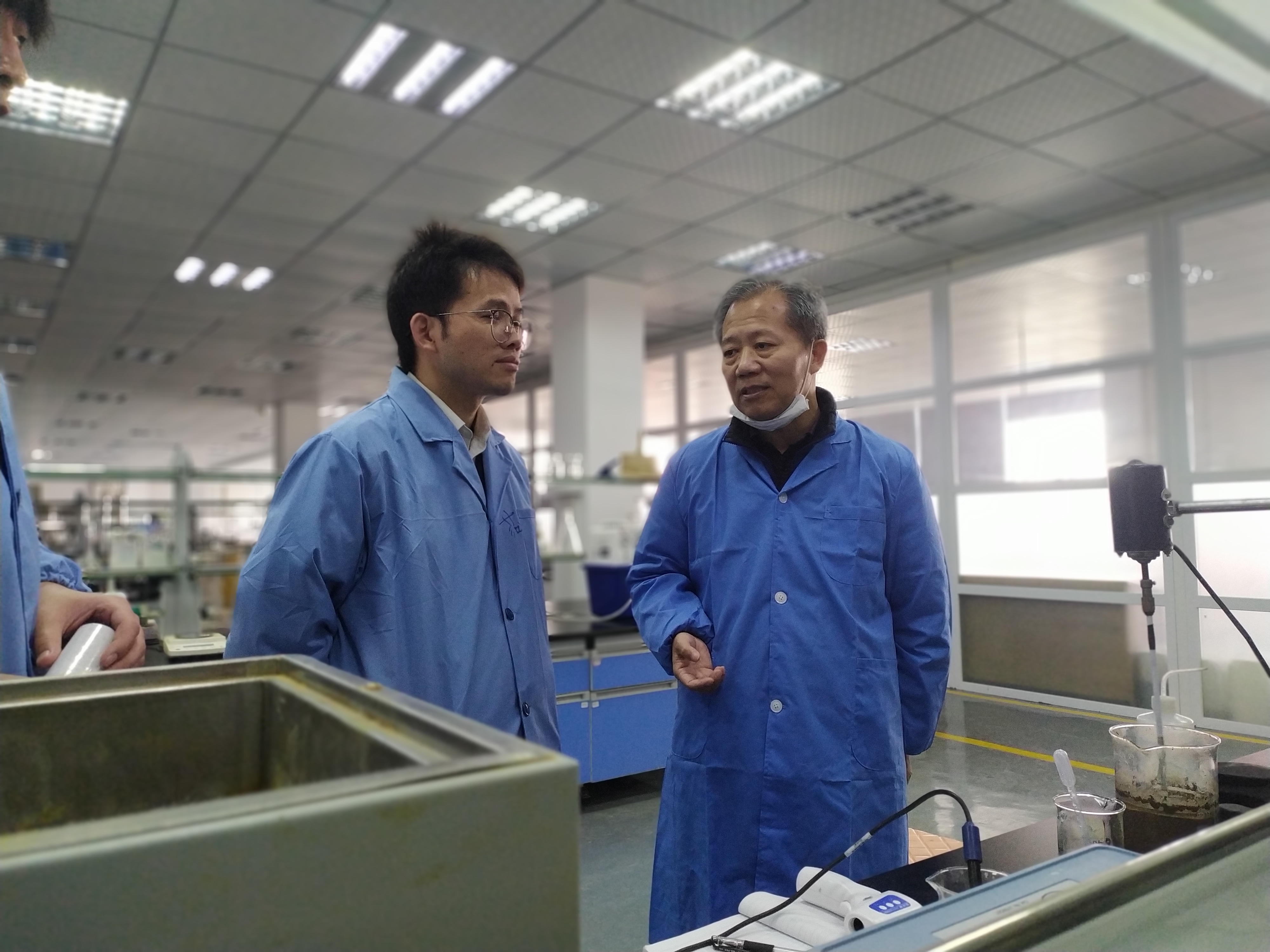紫金学院蒋开喜教授在实验室.jpg