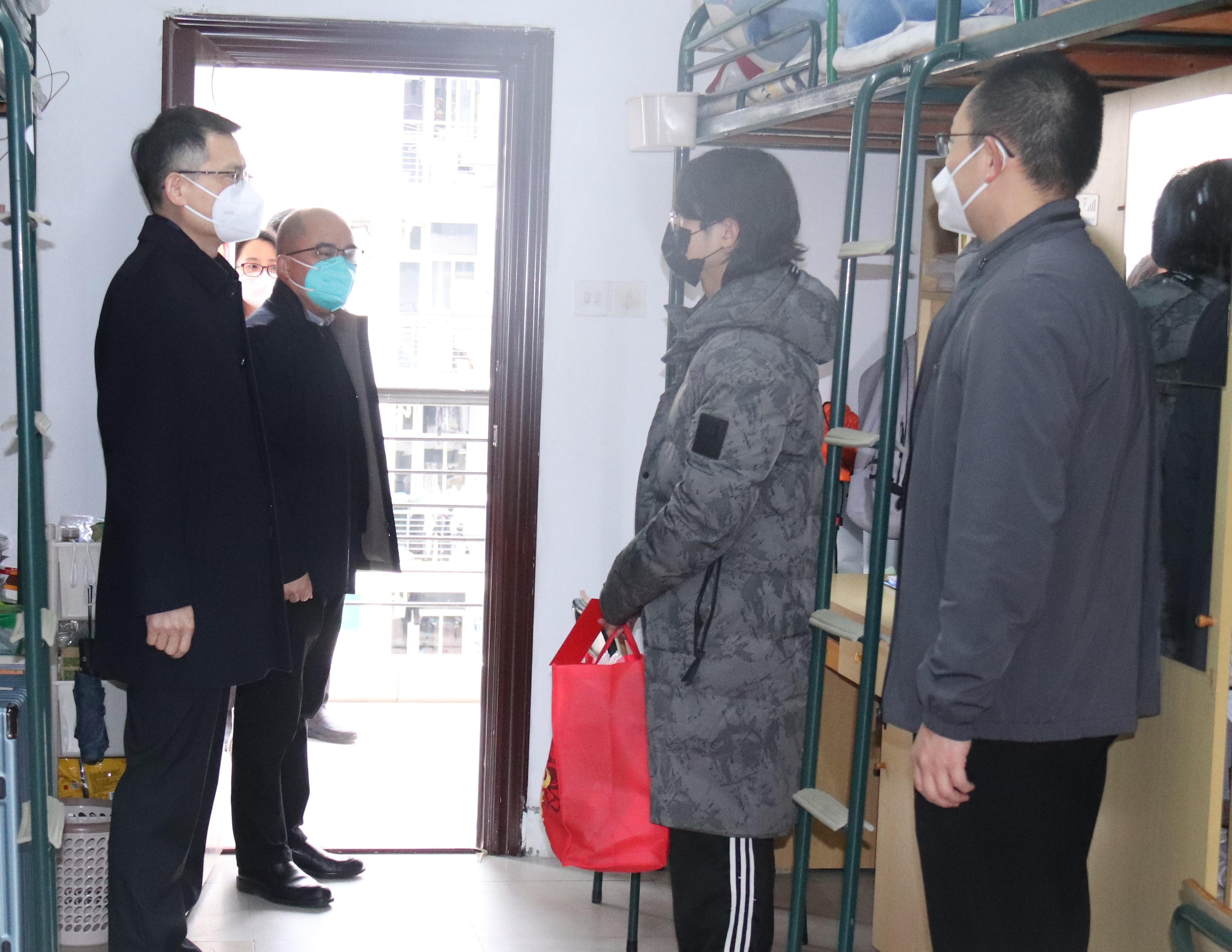 黄身勇副书记慰问寒假留校学生-照片 (1).png