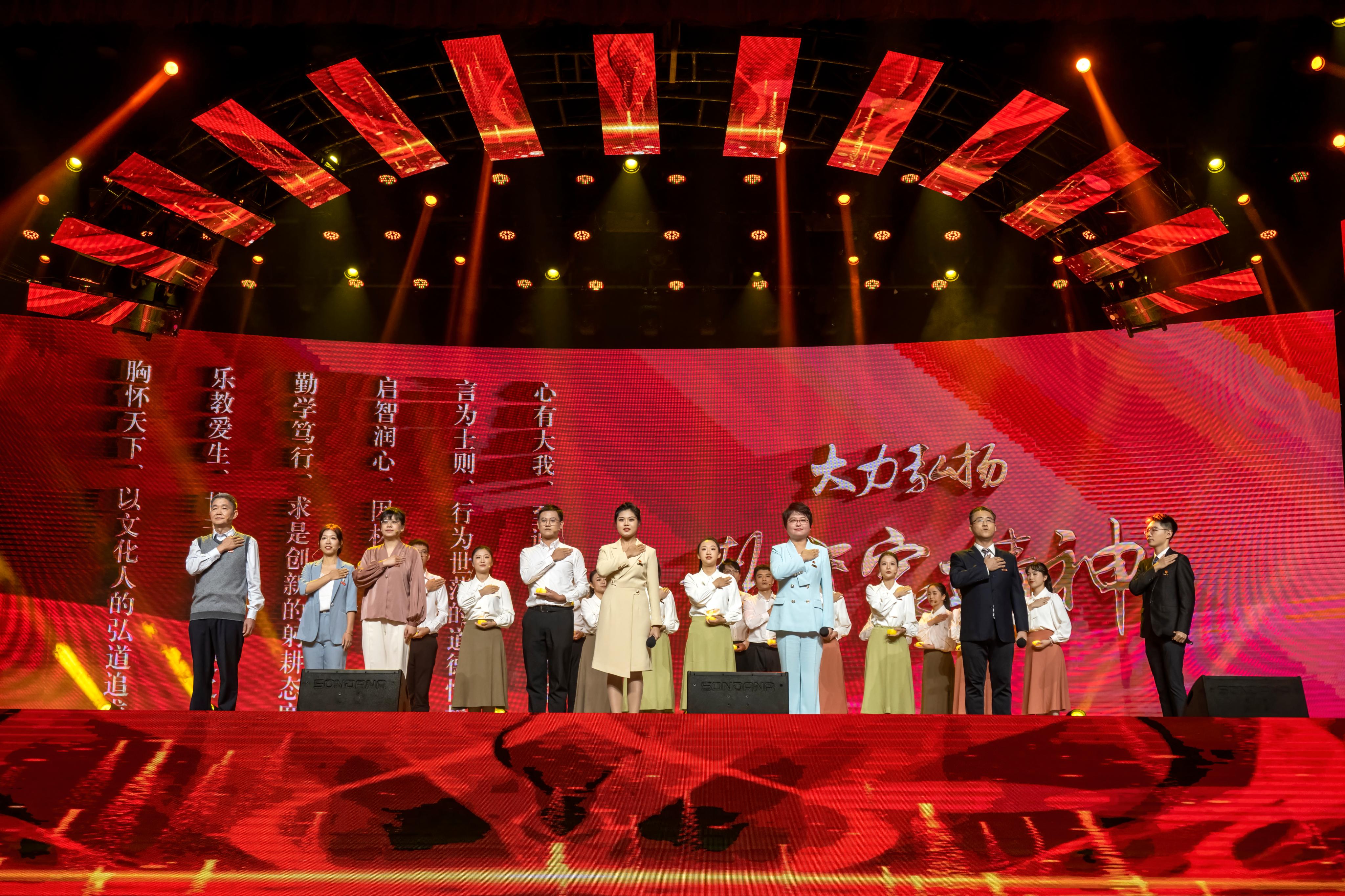 高校辅导员表演《光的赞歌》—学生工作部(处).jpg