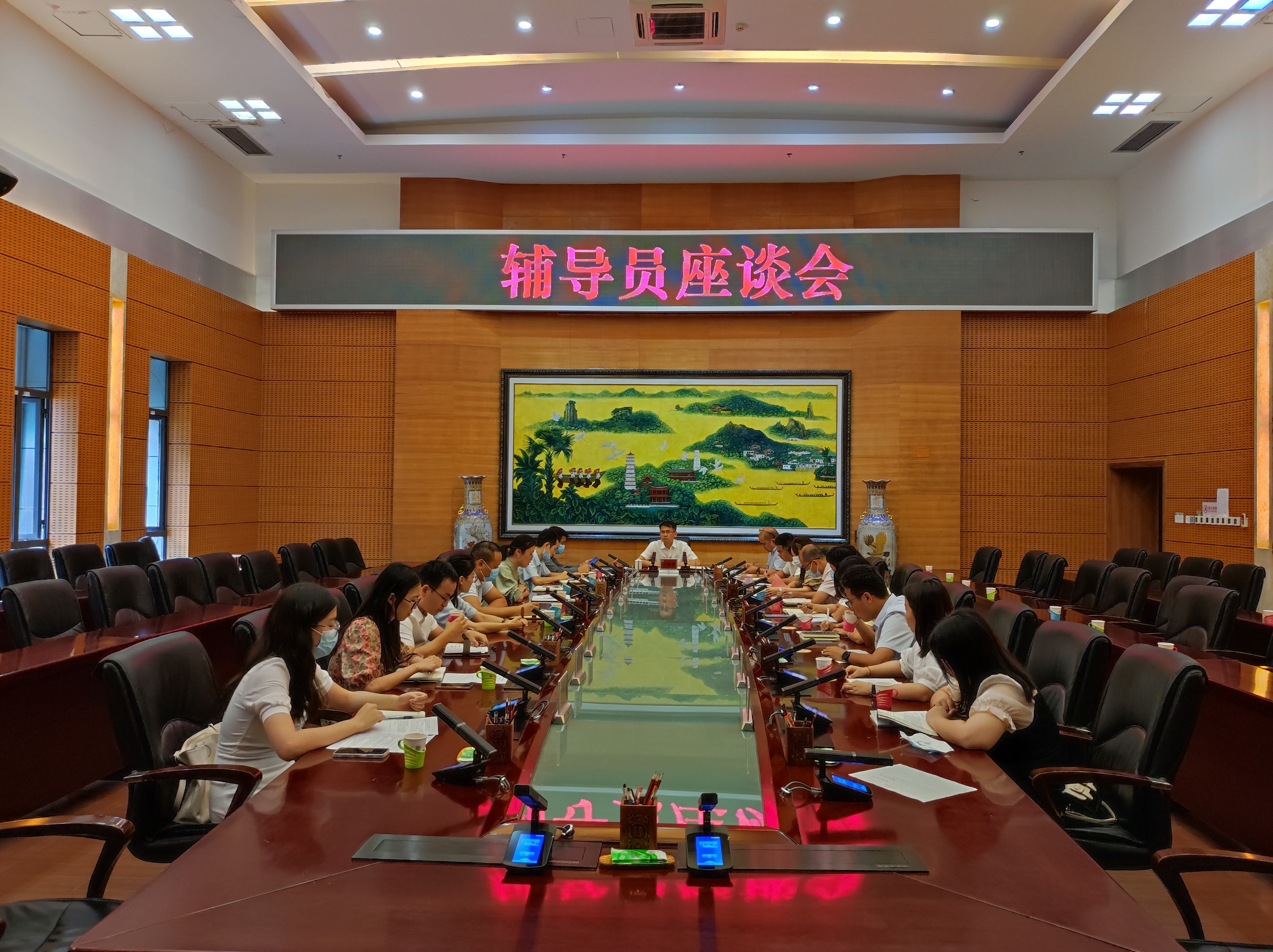 福州大学召开辅导员座谈会-林泉富.jpg