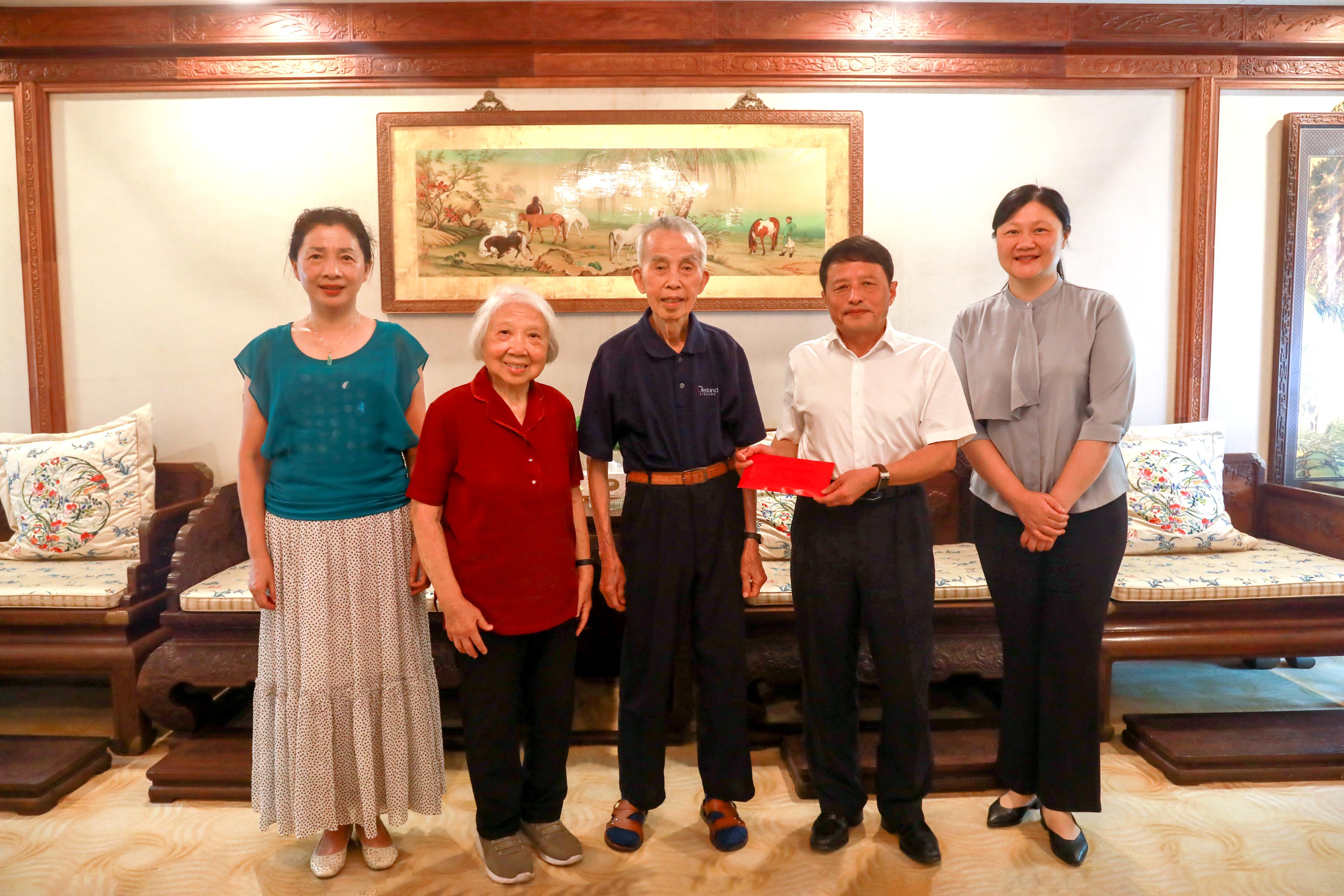 六十五载情深! 1958级校友黄衍抱来校捐款祝贺母校65周年华诞-张丽琴.jpg 六十五载情深! 1958级校友黄衍抱来校捐款祝贺母校65周年华诞-张丽琴.jpg