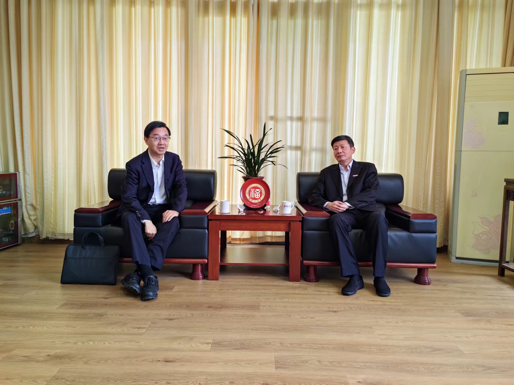 付贤智校长会见省政法委常务副书记李杰鹏一行.jpg