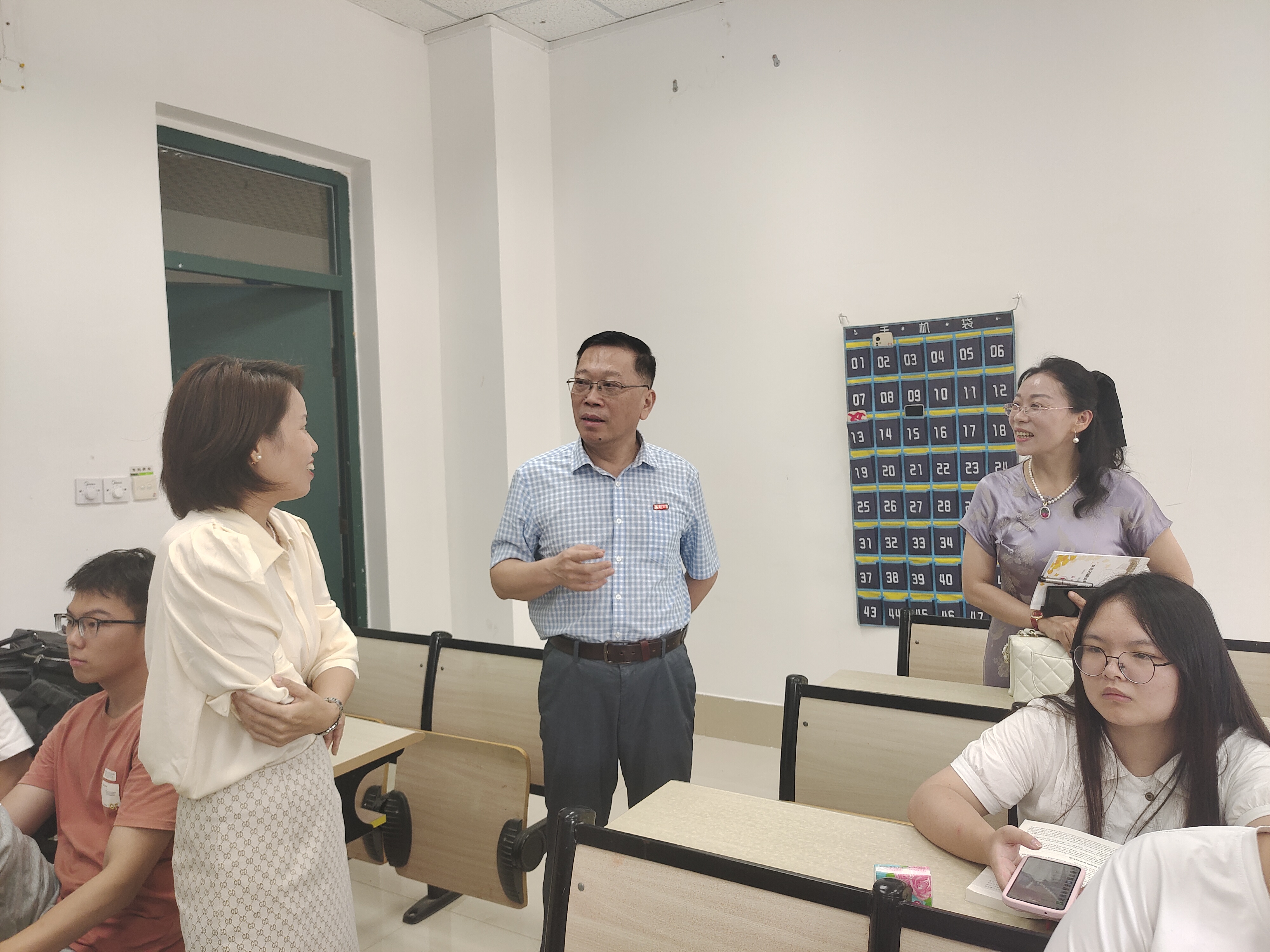 陈国龙书记与任课教师交谈-李连富摄.jpg 陈国龙书记与任课教师交谈-李连富摄.jpg
